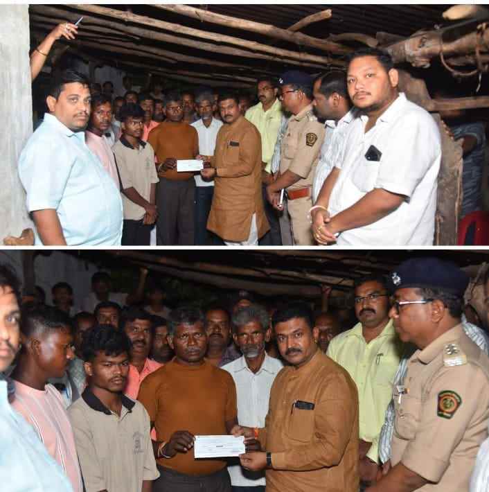 वाघाच्या हल्ल्यातील मूत्ताच्या कुटुंबीयांना धनादेश वितरण